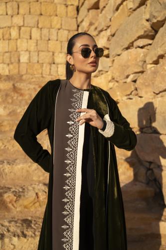 عباية مخمل زيتي الياقه روكاما و كريب تطريز