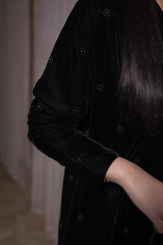 عباية مخمل اسود شك خرز كامل اسود