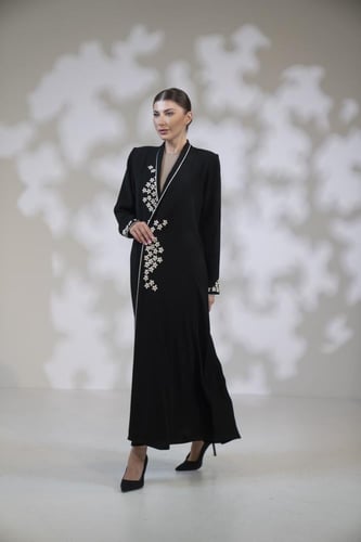 عباية كريب تطريز خيط ورد ع الصدر والكم اسود