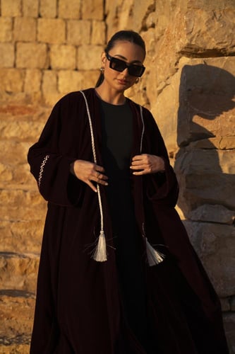 عباية مخمل عنابي فراشة تطريز الاسورة والياقة هدب