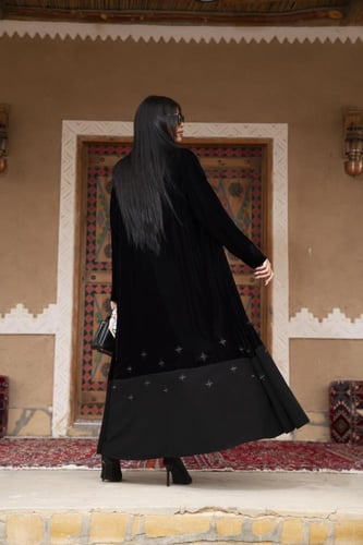 عباية مخمل تطريز قصه تحت بكريب خفيف اسود