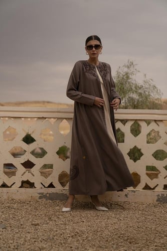 عبايه جوخ ياقه والخلف تطريز ترابي