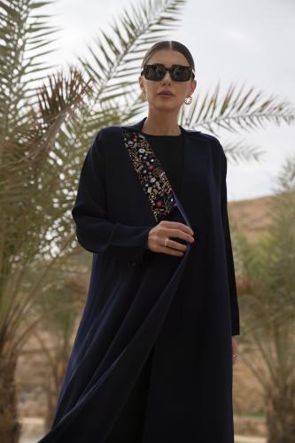 عبايه كريب بالطو ياقه مخمل مطرز كحلي