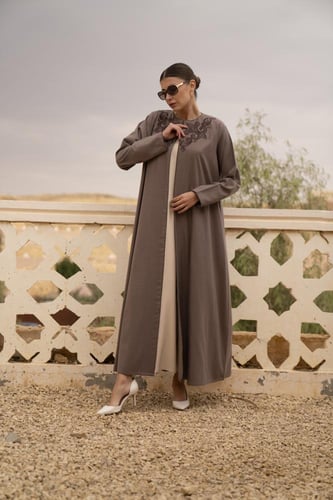 عبايه جوخ ياقه والخلف تطريز ترابي