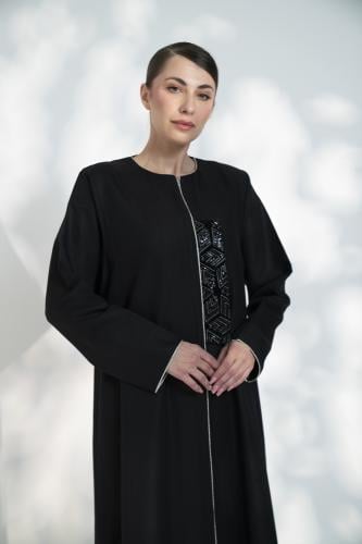 جلابية لنن بقيطان ومخمل مطرز ع الصدر اسود