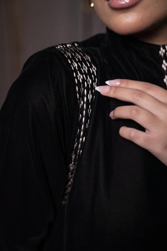 عباية كريب اسود كولة تطريز الكتف والياقة