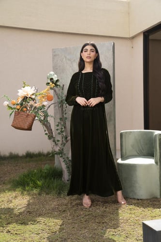 جلابية مخمل زيتي تطريز شك الصدر والجوانب