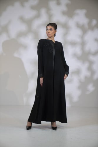 عباية كريب اسود قطعتين تفته جاكاركلفة ع الصدر