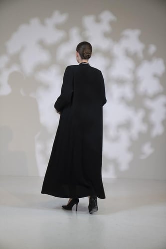 عباية كريب تطريز خيط ورد ع الصدر والكم اسود