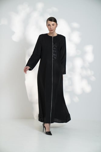 جلابية لنن بقيطان ومخمل مطرز ع الصدر اسود