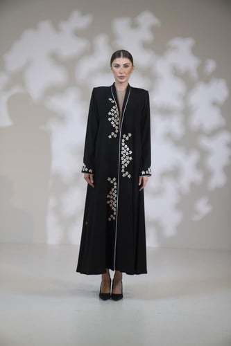 عباية كريب تطريز خيط ورد ع الصدر والكم اسود