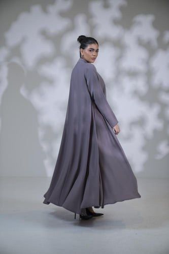 عباية كريب خفيف دبل كلوش سادة لحمي بقيطان