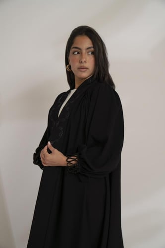 كريب ياقه تطريز بااكمام واسوره زم اسود