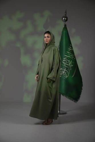 عباية اليوم الوطني لنن زيتي بشت تطريز الكم والياقة