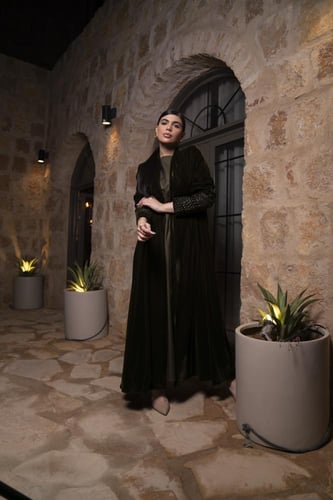 عباية مخمل زيتي تطريز الاسوره زري بفستان