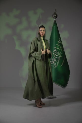 عباية اليوم الوطني لنن زيتي بشت تطريز الكم والياقة