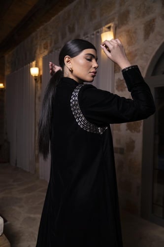 عباية مخمل اسود كولة تطريز الكتف والياقة