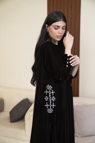 جلابية مخمل اسود تطريز الجيوب والامام