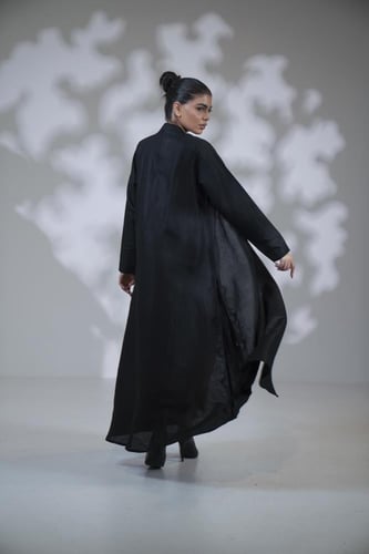 عباية لنن تطريز الكم والجوانب بكسرة اسود باسود