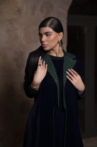 عباية مخمل كحلي بفستان الياقه روكاما اخضر