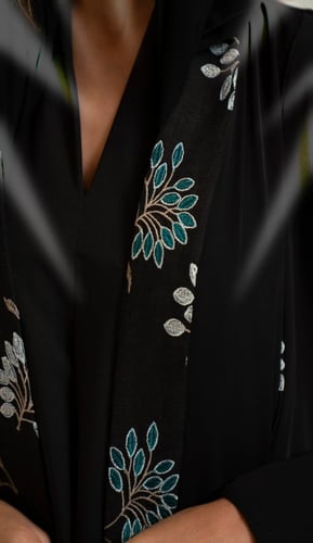 عبايه كريب ياقه مطرز تركواز اسود