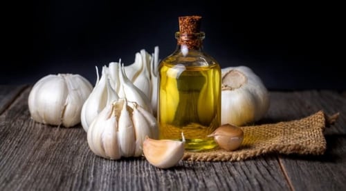 زيت الثوم - عصره طبيعي لتعزيز نمو الشعر