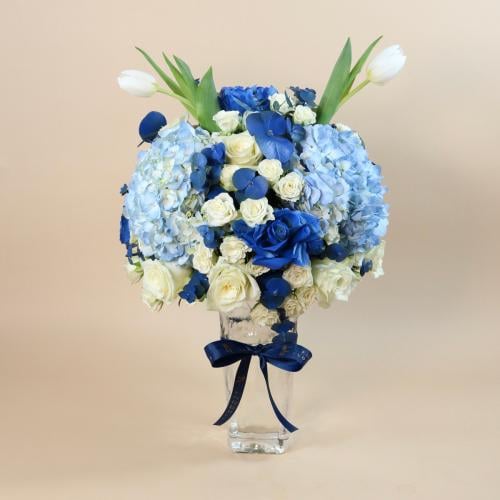 فازة ورود زرقاء وسط