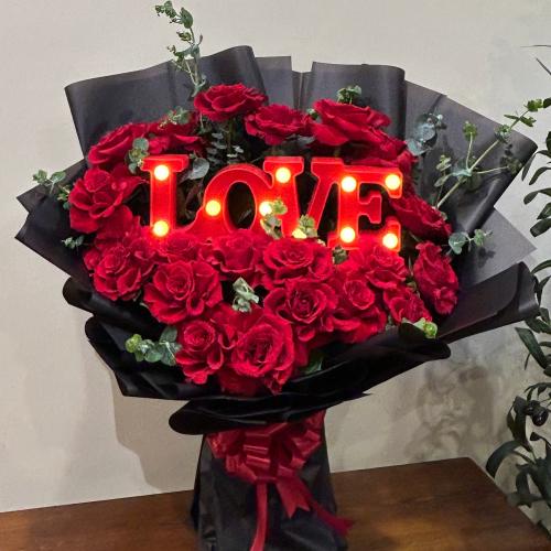 بوكيه مع برواز LOVE مضيء