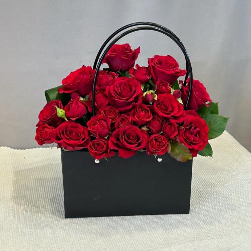 ورد مع كيس هدية