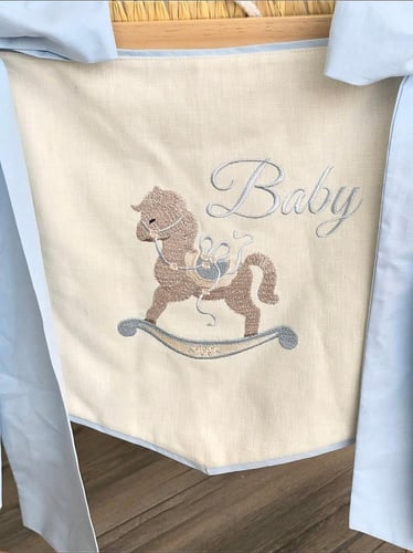 تعليقة سرير الطفل