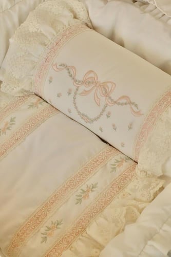 مخدات تطريز فيونكة