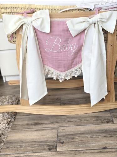 تعليقة سرير الطفل