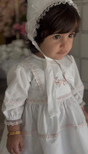 فستان مطرز ودانتيل