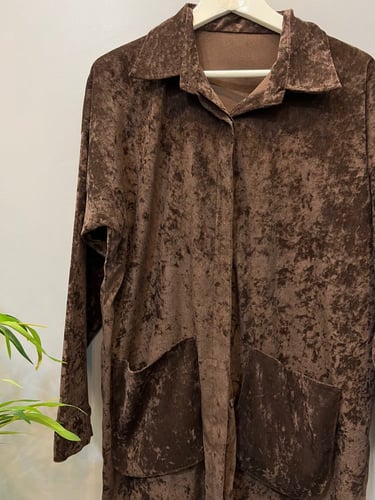 قميص شتوي من المخمل لون بني قياس العرض لارج والطول...