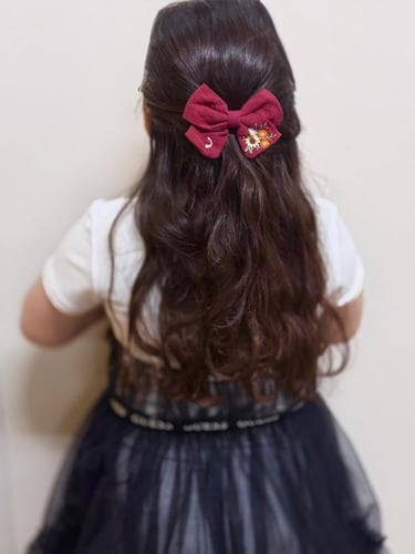 فيونكة شعر صغيرة مطرزة – بتخصيص حرف