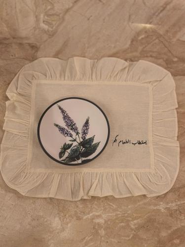 مفرش أطباق مطرز – لمسة دفء على مائدتك ️