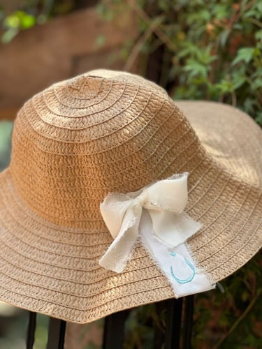 قبعة بشريطة مطرزة