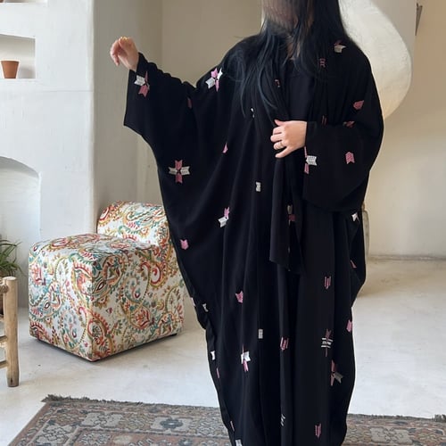 عبايه مطرزه بشت