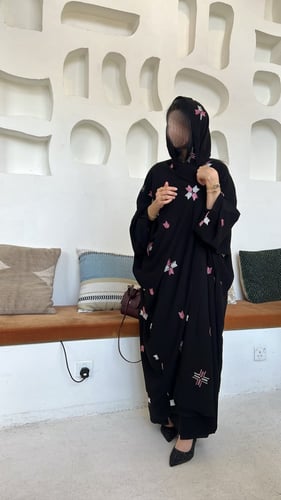 عبايه مطرزه بشت