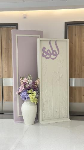 بكج الفخار بنات ورد صناعي و ورد طبيعي على طاولات الخدمة