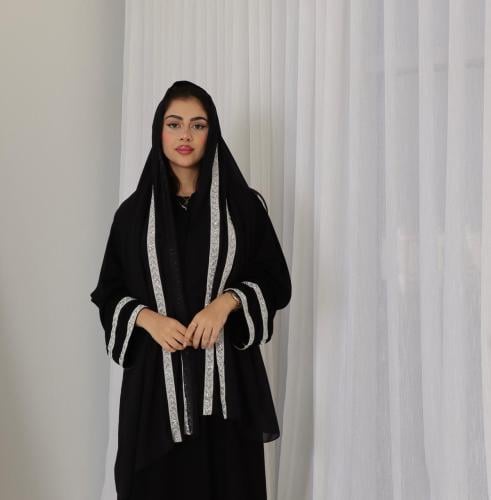 عباية باكمام وطرحة محددة بشريطة بيضاء
