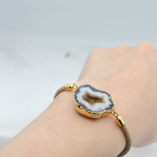 اسوارة مصنوعة يدويا من الحجر الطبيعي المطلي بالذهب...