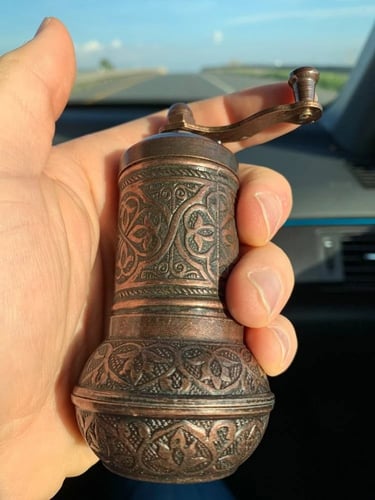 مطحنة الأناضول تركية يدوية مزخرفة لون نحاسي فقط