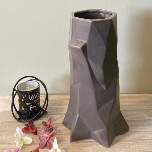 فازة رمادي جذع شجرة