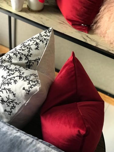 غطاء وسادة ميرميد تطريز أسود