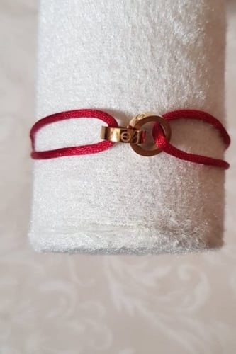 سوارة من ماركة كارتير الخيط