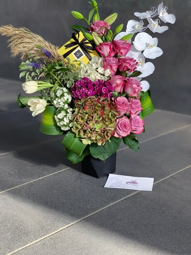 مجموعه من الورود مع حلاوه باتشي على فازه