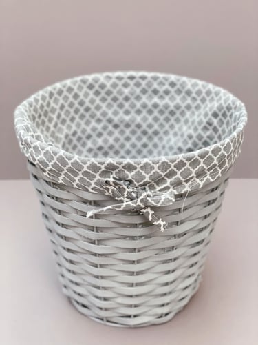 سلة مهملات خوص - ابيض / رمادي