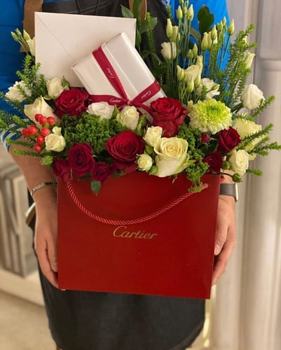 تنسيق مجموعه هدايا على كيس كارتييه