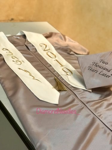 طقم روب تخرج - قماش الوشاح تفتة